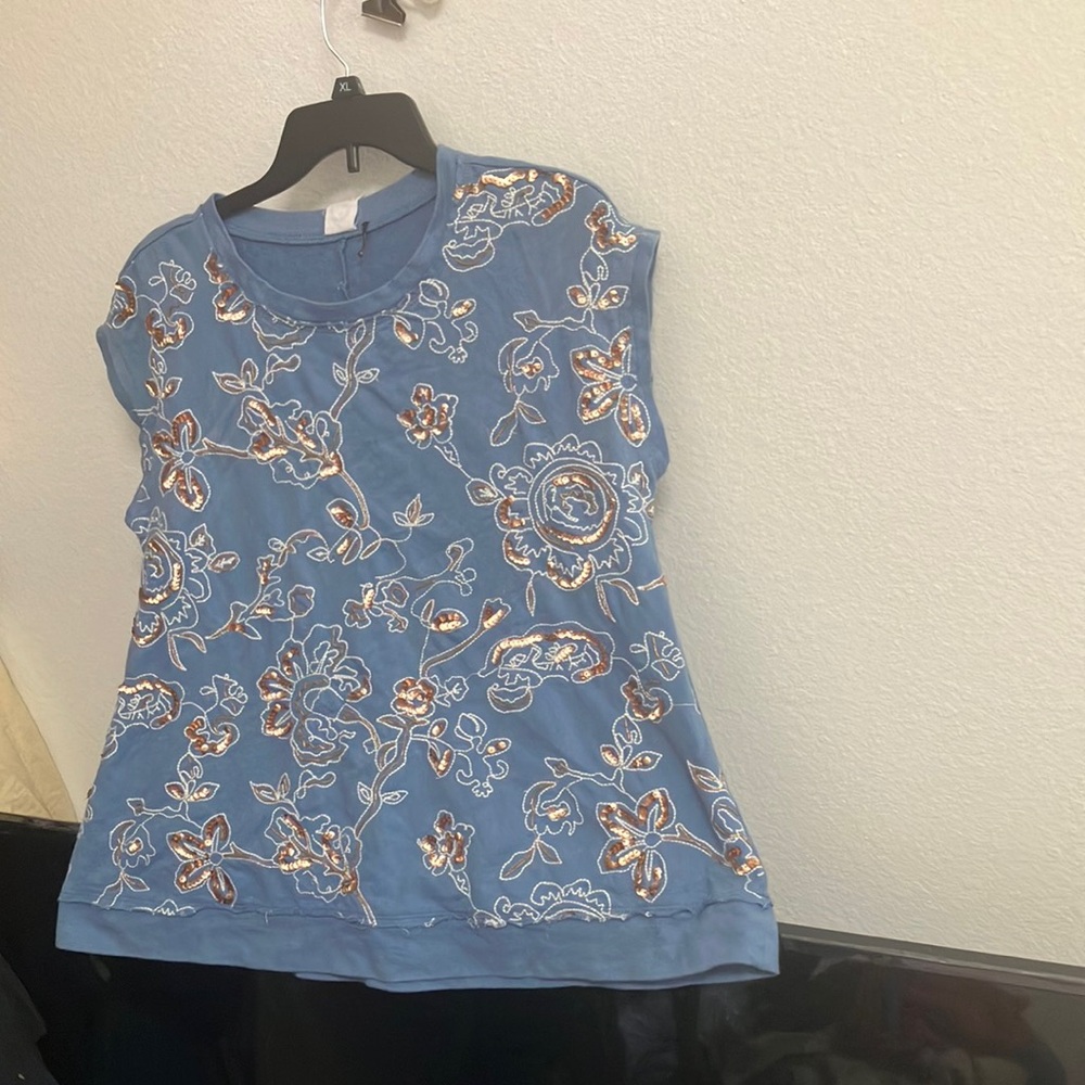 FINAL MARKDOWN  Raw trim ladies top medium